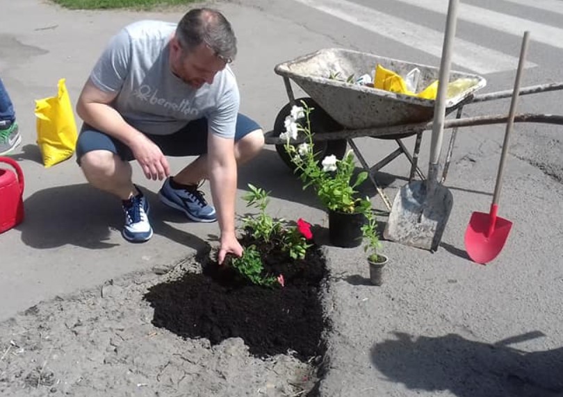 Kotežanci sade cveće na sred ulice