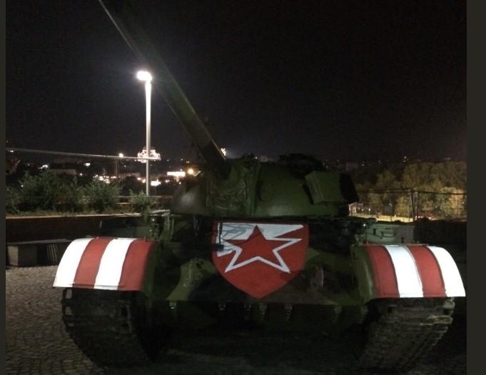 Ispred „Zvezdinog“ stadiona postavljen - tenk