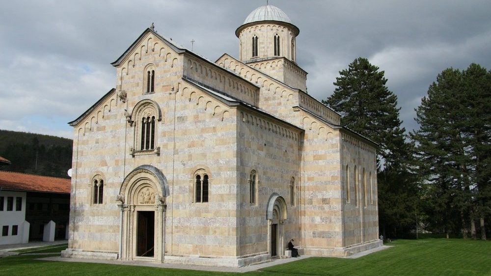 Kvinte  traže da se vrati  zemljište Manastiru Dečani