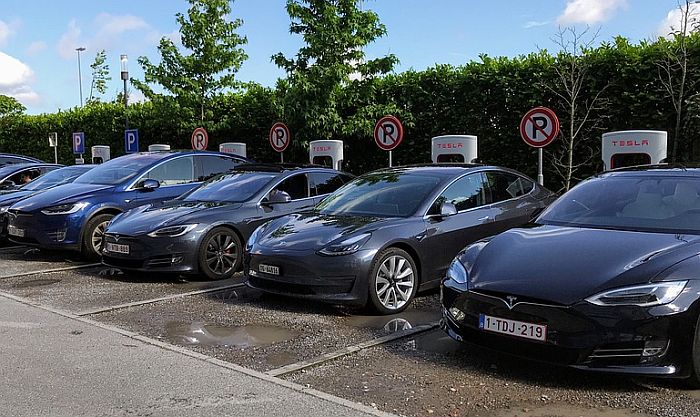 Tesla povlači pola miliona automobila