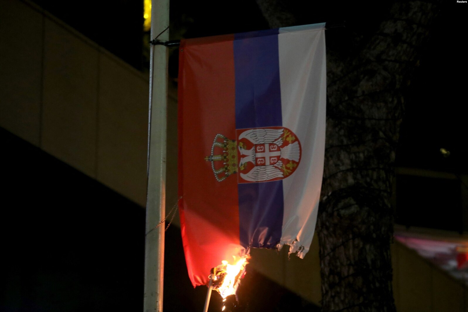 Protesti u Tirani - zapaljena zastava Srbije