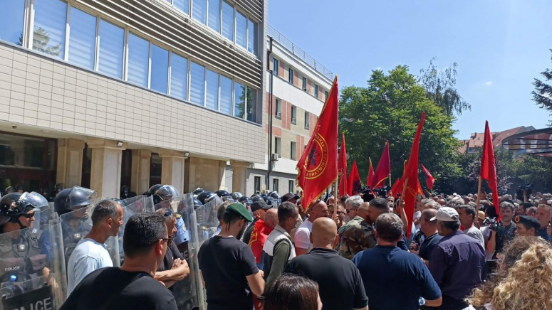Veterani OVK pred Skupštinom Kosova