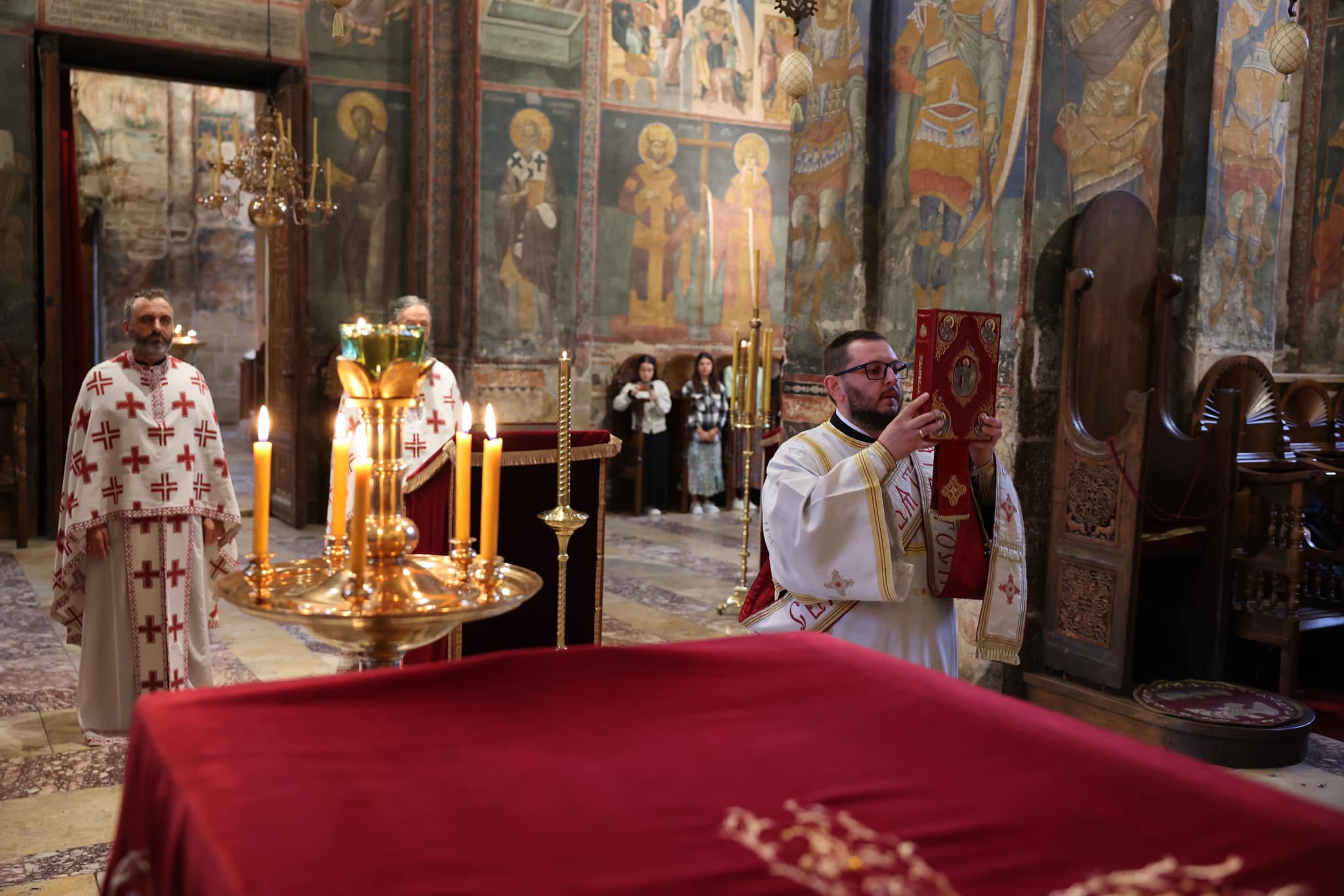 Liturgija  na srpskom i albanskom u Dečanima