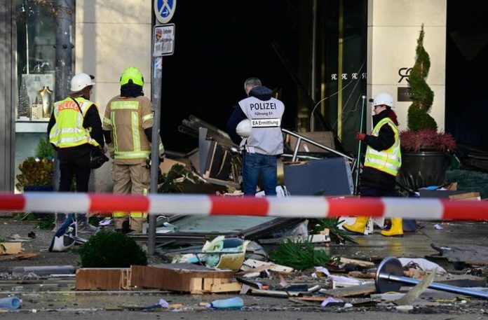 ++ Berlino, esplode enorme acquario con 1500 pesci tropicali ++