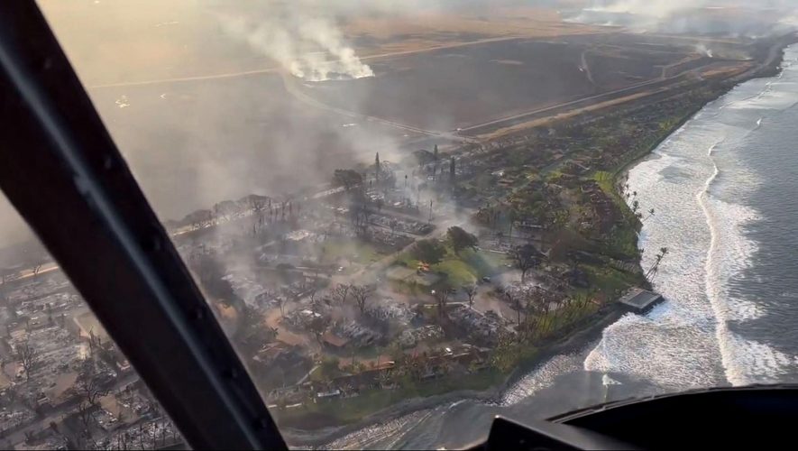 Požar sravnio grad na Havajima